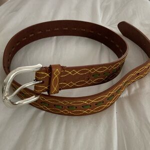 NEW Beautiful Italian Leather Ladies Belt, 34 inches to middle hole (Medium)